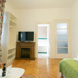 Bright In The Heart Of The With Netflix Apartamento